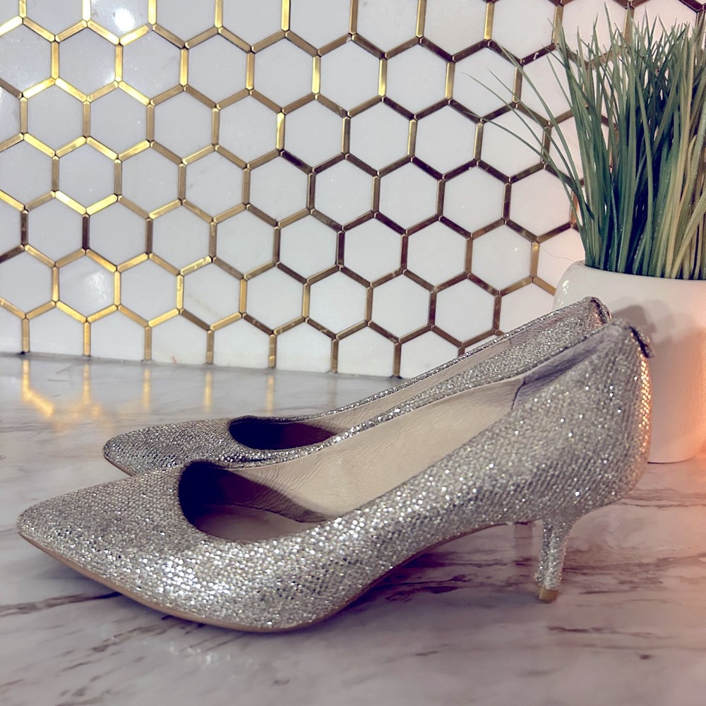 Gorgeous Michael Kors size 7.5 Classic Kitten Heel.